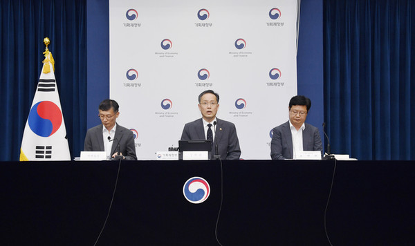 기획재정부가 29일 정부세종청사에서 열린 '2025년 세제개편안 상세 브리핑'에서 주요내용을 발표하고 있다. 왼쪽부터 박금철 기재부 세제실장, 이형일 기재부 1차관, 조만희 조세총괄정책관. 사진=기재부.