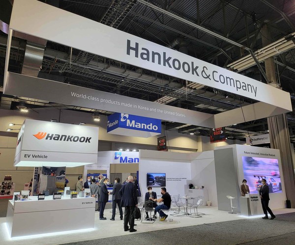 한국앤컴퍼니가 지난해 미국 라스베이거스에서 열린 애프터마켓 자동차 전시회 AAPEX 2021의 현장에 마련한 전시 부스의 전경. 출처=한국앤컴퍼니