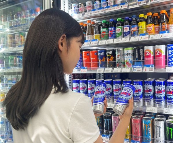 GS25에서 모델이 얼박사를 바라보고 있다. 사진=GS리테일