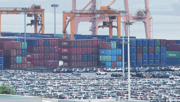 경기도 평택항에 쌓여 있는 컨테이너와 세워져 있는 수출용 자동차 모습. 사진=연합뉴스