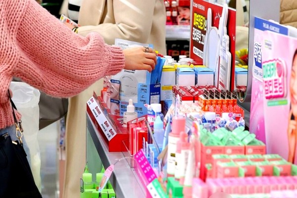 화장품을 고르고 있는 한 시민. 사진=연합뉴스