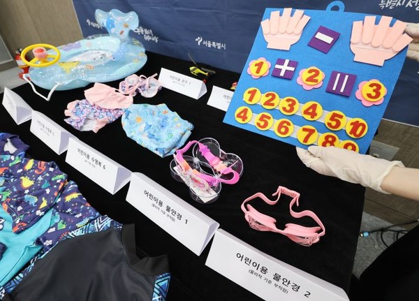 1일 서울시청에서 관계자가 해외 온라인 플랫폼 안전성 조사 부적합 제품을 공개하고 있다. 사진=연합뉴스