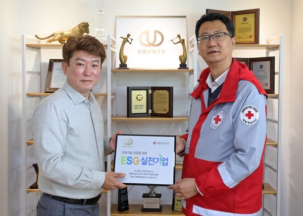 이권효 ㈜우분트월드 대표(왼쪽).