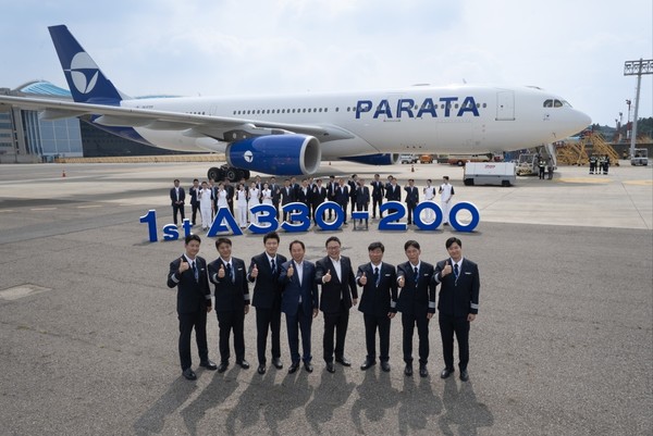8월 2일 김포공항에서 진행된 파라타항공 1호기 도입식에서 파라타항공 윤철민 대표이사(오른쪽에서 4번째), 위닉스 윤희종 회장(왼쪽에서 4번째)과 1호기 도입비행팀 기장들이 기념 촬영을 하고 있다. 사진=파라타항공