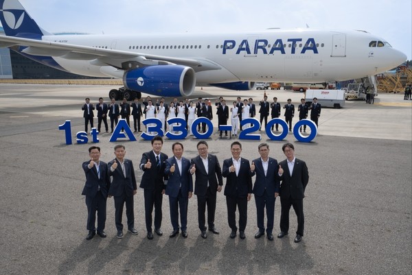 8월 2일 김포공항에서 진행된 파라타항공 1호기 도입식에서 파라타항공 윤철민 대표이사(오른쪽에서 4번째), 위닉스 윤희종 회장(왼쪽에서 4번째)과 임직원들이 기념 촬영을 하고 있다. 사진=파라타항공