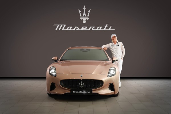 마세라티 코리아가 KPGA 허인회 선수에게 고성능 전기 GT 그란투리스모 폴고레를 1년간 지원한다. 사진=마세라티