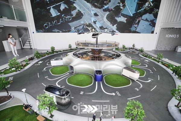 현대차 스마트 모빌리티 솔루션 축소 모형물인 'UAM-PBV-Hub' 실물 콘셉트 모델. 사진=이코노믹리뷰 DB