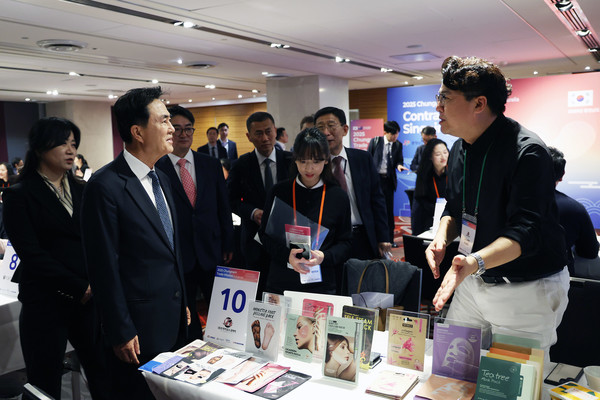 김태흠 충남지사가 '2025 호주 수출상담회'를 방문해 관계자와 대화를 나누고 있다. 출처=충남도