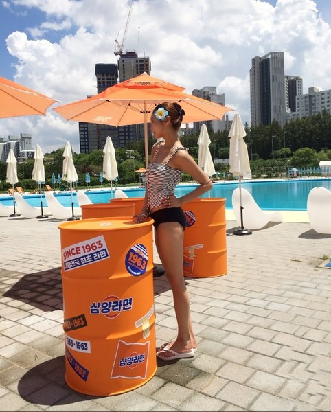 삼양식품 드럼통 스탠딩 테이블 앞. 사진=삼양식품