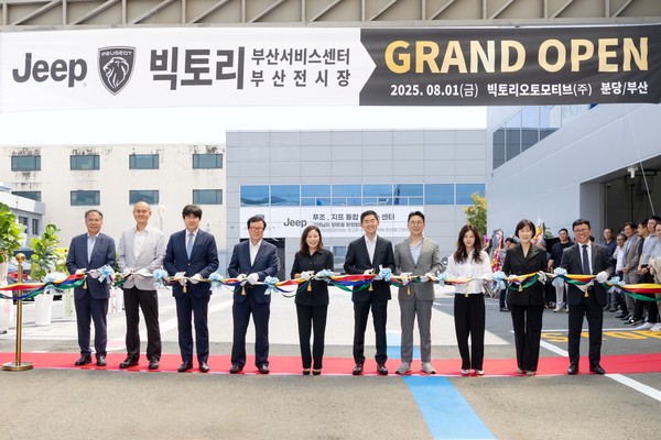 빅토리 이재섭 회장, 김봉섭 부사장, 김하근 대표, 진영푸드 최강호 회장, 스텔란티스코리아 방실 대표, 세일즈 및 네트워크 총괄 안백인 상무, 애프터세일즈 총괄 강승원 상무, 마케팅 및 프로덕트 총괄 진시현 상무, 빅토리 김한주 본부장, 송영민 본부장. 사진=스텔란티스코리아