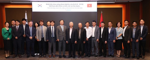 베트남 연구단 방문 단체사진을 찍고 있는 박복래 한국전력 원전수출본부장(오른쪽 열 한번째)와 까오 비엣 싱(Cao Viet Sinh) 베트남 전 투자기획부 수석 차관. 사진=한국전력