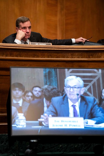 지난 6월 마크 워너 미국 민주당 상원의원이 국회의사당에서 열린 통화정책 보고서 검토 청문회에서 제롬 파월 연준 의장이 증언하는 모습을 경청하고 있다. 사진=연합뉴스