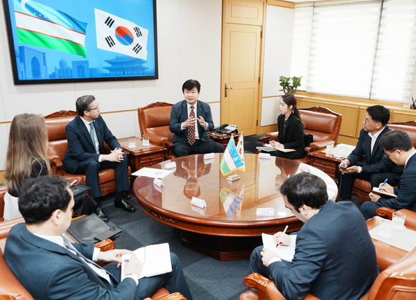 한국지역난방공사 정용기 사장(가운데)이 4일 본사에서 우즈베키스탄 알리쉐르 압두살로모프 대사 등과 함께 K-난방 진출을 위한 추진성과와 협력방안에 대해 대화를 나누고 있다. 출처=한난