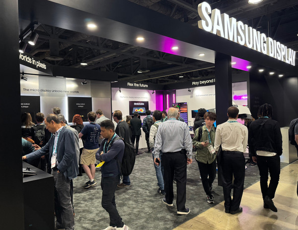 관람객들로 북적이는 'AWE USA 2025' 삼성디스플레이 전시 부스 전경. 사진=삼성디스플레이