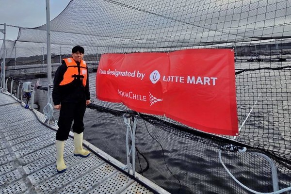 칠레 남부 로스라고스주 푸에르토몬트에 위치한 현지 연어 양식장을 방문한 조성연 롯데마트·슈퍼 수산팀 MD의 모습. 사진=롯데마트