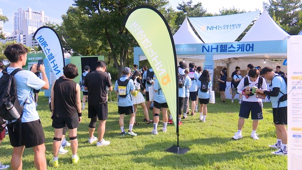NH농협생명(대표이사 박병희)은 지난 8월 2일(토) 서울 여의도에서 열린 「2025 한강나이트워크 42K」에 참여해 '우리 쌀 가공식품'과 'NH헬스케어' 플랫폼을 홍보하는 체험 부스를 운영했다. 사진은 NH농협생명 부스의 모습. 사진제공=NH농협생명