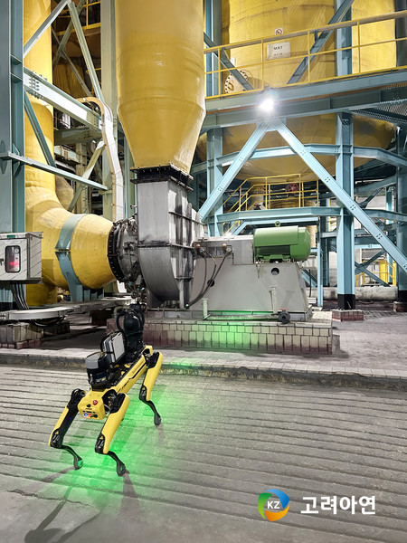 제련소를 누비는 4족보행로봇 스팟. 사진=고려아연