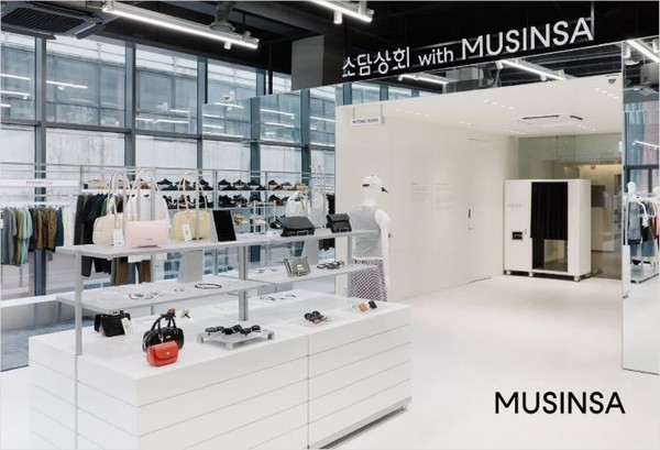 지난 6월 오픈한 ‘소담상회 with 무신사’ 오프라인 스토어의 내부 모습. 사진=무신사