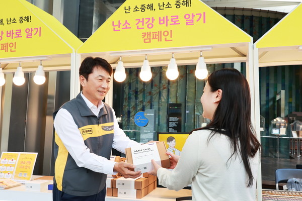 KB손해보험 구본욱 사장이 지난 6월 인구문제 인식개선을 위한 릴레이 캠페인에 참여해 '아이는 행복하고, 청년은 희망을 키우며, 노인은 보람 있는 대한민국'이라는 메시지를 전달하며 기념 촬영을 하고 있다. 사진제공=KB손해보험 KB손해보험 구본욱 사장(왼쪽)이 지난해 10월 저출생 문제 해결을 위한 ‘난소 건강 바로 알기’ 캠페인에 참여한 여성에게 난소 나이 자가검사 진단 키트를 전달하고 있다. 사진제공=KB손해보험