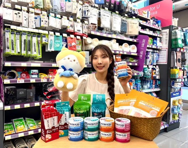 CU가 세계 고양이의 날을 맞아 반려인들의 사료비 부담을 줄이기 위해 반려묘 먹거리 플러스원 행사를 진행한다. 사진=BGF리테일