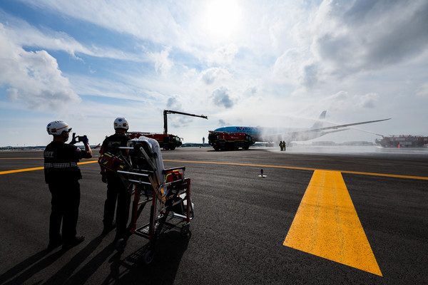 지난 5일 인천국제공항 제1터미널에서 제2활주로 운영 재개를 앞두고 이학재 인천국제공항공사 사장, 권혁진 서울지방항공청장 등 유관기관 관계자들이 합동점검에 나선 가운데 인천공항 소방대가 비상대응훈련을 하고 있다.인천공항공사는 제2활주로가 오는 9월 완공되면 인천공항 개항 이래 최초로 4개의 활주로 운행 및 연간 60만회 항공기 처리가 가능하다고 밝혔다.  사진=연합뉴스