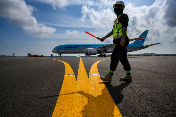 지난 5일 인천국제공항 제1터미널에서 제2활주로 운영 재개를 앞두고 이학재 인천국제공항공사 사장, 권혁진 서울지방항공청장 등 유관기관 관계자들이 합동점검에 나선 가운데 인천공항 소방대가 비상대응훈련을 하고 있다.인천공항공사는 제2활주로가 오는 9월 완공되면 인천공항 개항 이래 최초로 4개의 활주로 운행 및 연간 60만회 항공기 처리가 가능하다고 밝혔다.  사진=연합뉴스