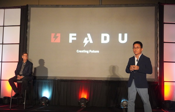 세계 최대 규모 메모리 및 스토리지 기술 전시회 ‘FMS 2025(Future of Memory and Storage)’에서 파두 이지효 대표(CEO, 오른쪽)와 메타(Meta)의 로스 스텐포트(Ross Stenfort, 왼쪽) 하드웨어 시스템 엔지니어가  “스토리지의 경계를 확장하다: AI 데이터센터를 위한 차세대 SSD”를 주제로 공동 기조연설을 진행했다. 사진=파두