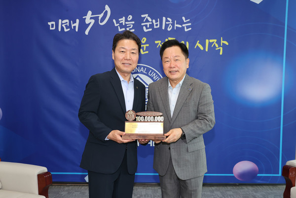 국립공주대는 6일 대학본부 접견실에서 임경호 총장(오른쪽)과 NH농협은행 충남본부 박장순 본부장 등이 참석한 가운데 대학 발전기금 전달식 행사를 열었다. 출처=국립공주대