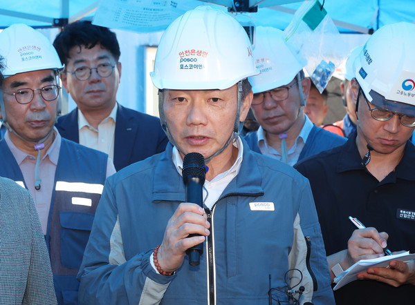 6일 송치영 포스코이앤씨 사장이 경기도 광명시 포스코이앤씨 고속도로 건설공사 현장에서 더불어민주당 을지로위원회 위원들의 질의에 답하고 있다. 사진=연합뉴스