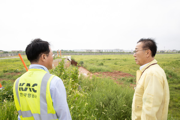 김윤덕 국토교통부 장관이 6일 전남 무안국제공항을 방문해 12·29 여객기 참사 사고 현장을 점검하고 있다. 사진=연합뉴스