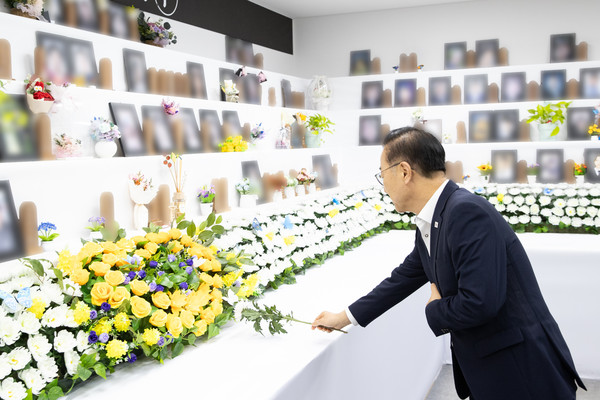김윤덕 국토교통부 장관이 6일 전남 무안국제공항을 찾아 12·29 여객기 참사 희생자 분향소에 헌화했다. 사진=연합뉴스
