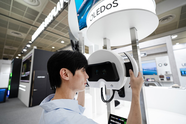 삼성디스플레이가 'K-디스플레이 2025'에서 선보인 1.3형 4,000PPI 해상도(10,000니트)의 양안 화이트(W) 올레도스 제품. 사진=삼성디스플레이