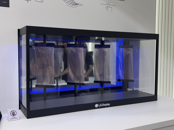 LG디스플레이의 스트레쳐블 디스플레이 기술. 사진=이코노믹리뷰 김효경 기자