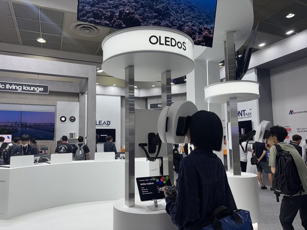 혼합현실(XR) 기기용 초미세 올레도스 제품. 사진=이코노믹리뷰 김효경 기자