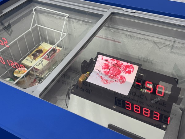 냉동고 속에서 폴딩 테스트를 하고 있는 폴더블 스마트폰. 사진=이코노믹리뷰 김효경 기자