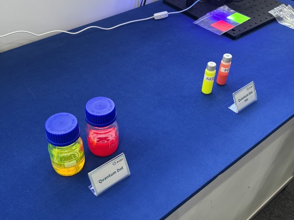 솔루스첨단소재 OLED 소재. 사진=이코노믹리뷰 김효경 기자