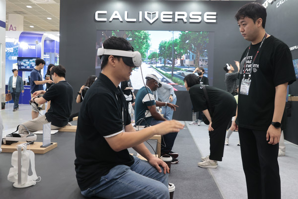 칼리버스 VR 체험을 하고 있는 모습. 사진=연합뉴스
