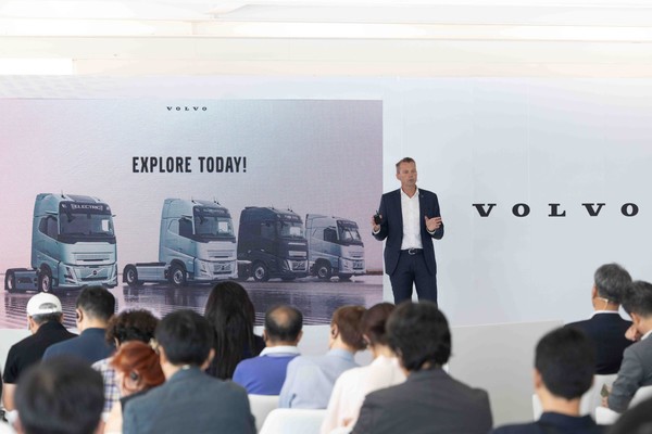 볼보트럭 신차 발표 미디어 간담회에서 발표를 진행하고 있는 요한 셀벤 볼보트럭 부사장. 사진=볼보트럭코리아