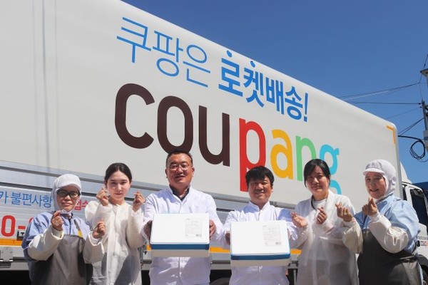 제주 창해수산 직원들이 생갈치 상품을 들고 활짝 웃는 모습. 사진=쿠팡