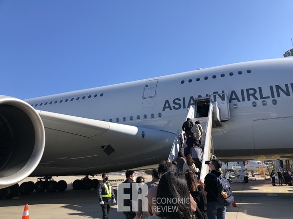 아시아나항공 A380에 탑승 중인 고객들. 출처=이코노믹리뷰 DB