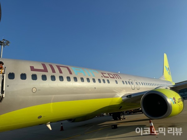 진에어 여객기가 인천국제공항에 착륙해있다. 사진=양정민 이코노믹리뷰 기자