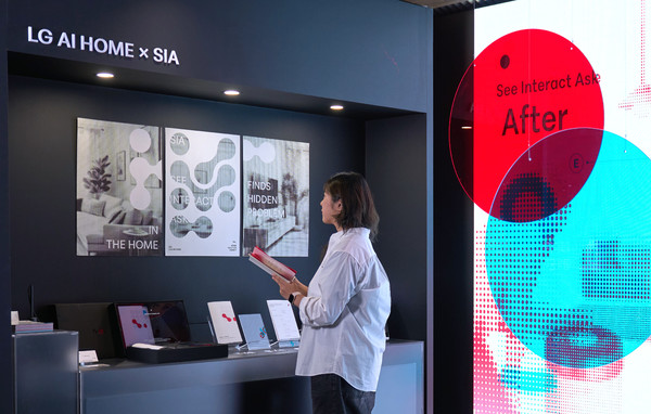 LG전자가 서울 동대문구 경동시장에 위치한 ‘금성전파사 새로고침센터’를 ‘공감지능 AI’ 경험공간으로 새롭게 단장했다. '공감지능'이 구현하는 더 나은 일상을 시각예술로 표현했다. 사진은 색상 차이를 통해 입체감을 주는 '애너글리프(Anaglyph)' 기법을 활용해 AI홈으로 편리해진 일상을 표현한 미디어 아트. 사진=LG전자