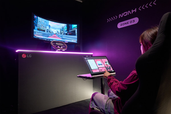 LG전자가 서울 동대문구 경동시장에 위치한 ‘금성전파사 새로고침센터’를 ‘공감지능 AI’ 경험공간으로 새롭게 단장했다. '공감지능'이 구현하는 더 나은 일상을 시각예술로 표현했다. 사진은 사용자의 심리 테스트 결과에 따라 차량 내부 조명, 음약, 목적지 등을 제안하는 미래 모빌리티 솔루션을 체험하는 공간. 사진=LG전자