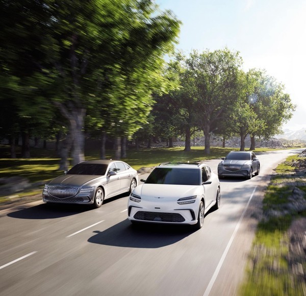 제네시스 차량들이 도로를 달리고 있다. 사진=제네시스 유럽법인