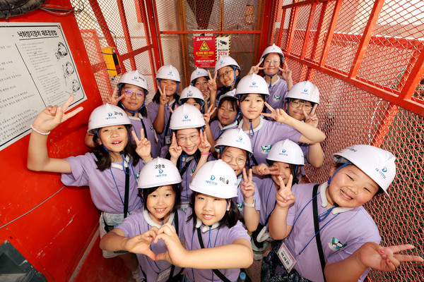 대우건설 임직원 자녀들이 인덕원퍼스비엘현장을 견학하고 있다. 사진=대우건설