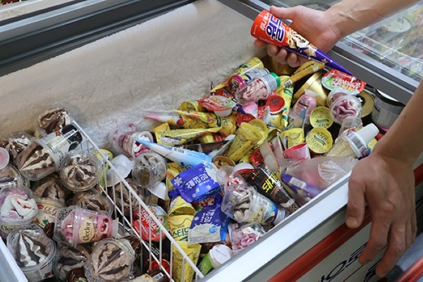 아이스크림을 고르고 있는 소비자. 사진=연합뉴스