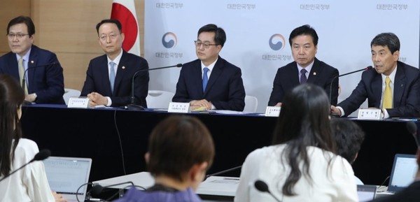 이동걸 당시 KDB산업은행 회장(맨 오른쪽)이 서울 종로구 정부서울청사에서 열린 브리핑에서 한국 GM 경영정상화를 위해 7조7000억원을 지원한다는 대책과 관련해 기자들의 질문에 답하고 있는 모습. 사진=연합뉴스