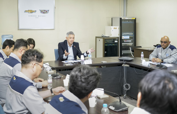 GM 한국사업장 창원공장 임직원들과 미팅을 진행 중인 헥터 비자레알(Hector Villarreal) 사장(가운데)과 과 아시프 카트리(Asif Khatri) GM 해외사업부문 생산 총괄 부사장(우측 끝). 사진=한국GM