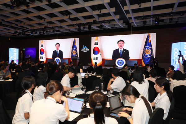 김민석 국무총리가 12일 FKI타워 컨퍼런스센터에서 열린 '제32차 태평양경제협력위원회(PECC) 총회'에서 영상 축사를 하고 있다. 사진=한국경제인협회