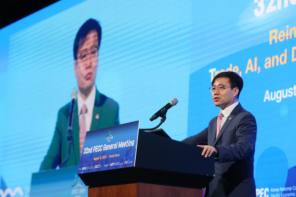 여한구 산업통상자원부 통상교섭본부장12일 FKI타워 컨퍼런스센터에서 열린 '제32차 태평양경제협력위원회(PECC) 총회'에 참석해 기조강연을 하고 있다. 사진=한국경제인협회